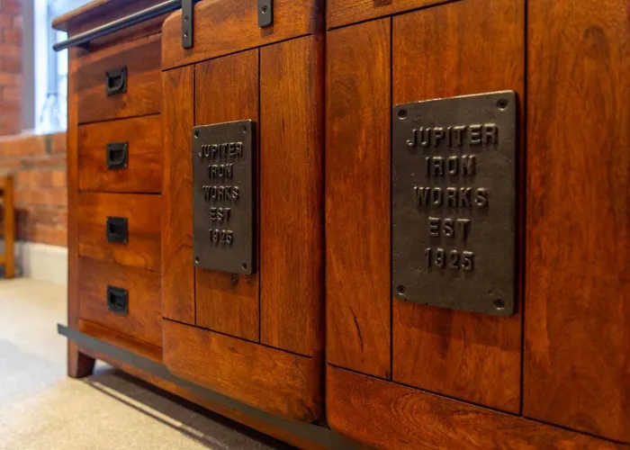 The Chocolets - The Refinery